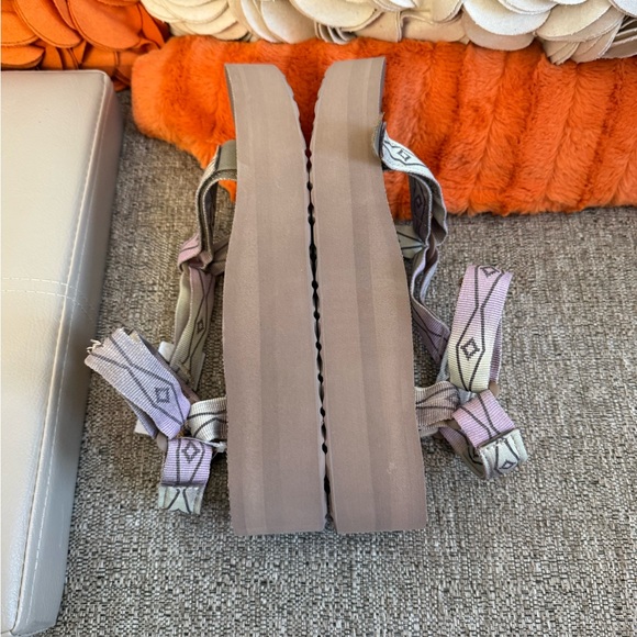 ❣️🆕Teva Flatform Universal Sunscape Sandals in Waterless Neutral Shade❣️ - Picture 9 of 10